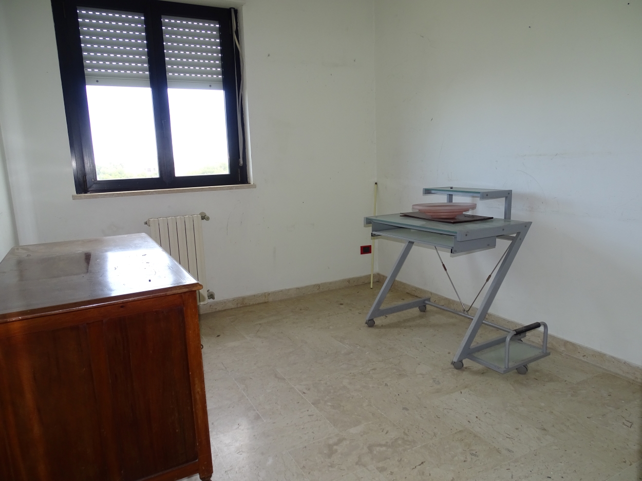 Torre a Mare salone, tre camere, tinello, cucinotto, due bagni, cantina, posto suto coperto in vendita